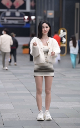 搭讪街拍喜欢穿R丝的甜美小姐姐 [25P]