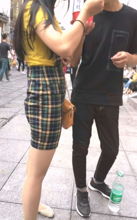 格子短裙黄色肉丝美女