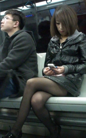黑丝美女在地铁上玩手机