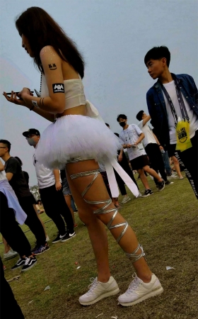 白色小短裙美丽女孩