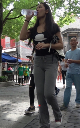 背着双肩包的灰色长裤美女《二》