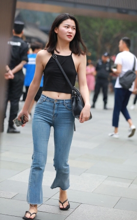 小背心，紧牛圆臀小姐姐 [15P]