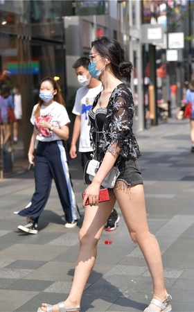 戴着黑色墨镜的小姐姐(108P)