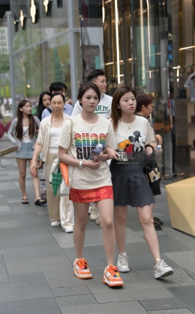 街拍穿R丝的女孩跟闺蜜 [21P]