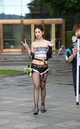 裹胸背心大长腿黑丝美女 [23P]