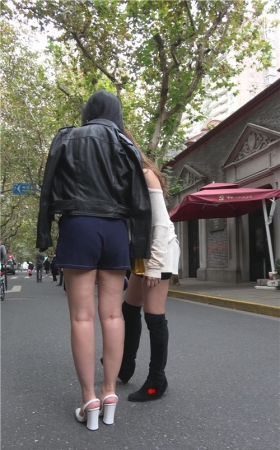 路边拍照的两个美女