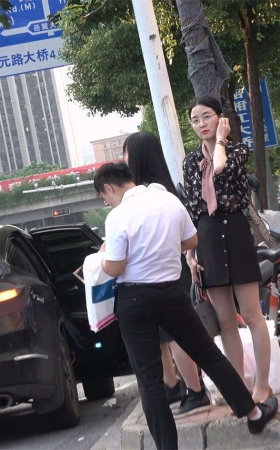 红唇眼镜妹