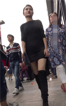 漂亮的黑靴小姐姐