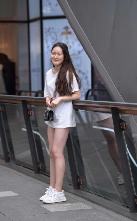 简单白T裇少女