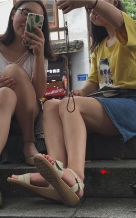 玩手机的妹子