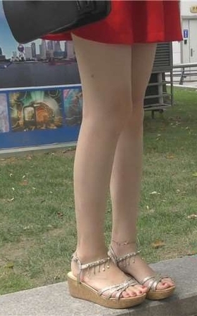 4k-极品鲜嫩美足爱自拍的红色连衣裙妹子。
