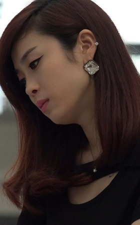 4K – 吸引众多目光的女孩 [1.54 GB/MP4]