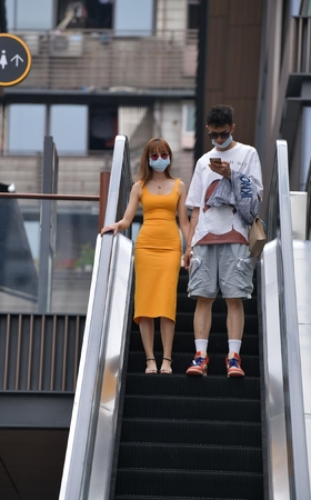 橘黄色连体包臀裙小妹
