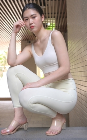 浅黄瑜伽裤美女