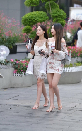 街拍魅力裙装姐妹逛街 [19P]