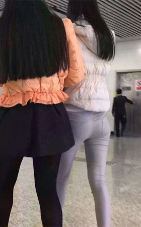 紧致圆臀学生妹