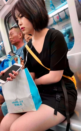 娇小身材短发美腿女子