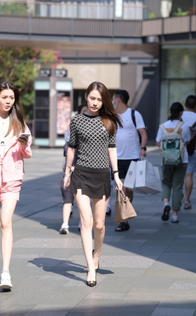 气质逼人的美女，喜欢她