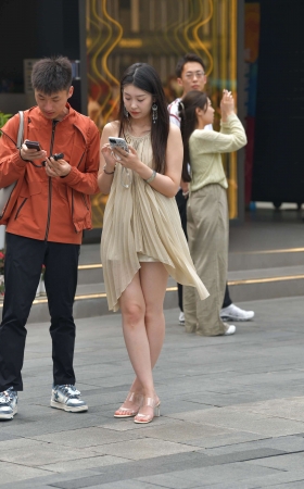 街拍极品美腿小姐姐 [23P]
