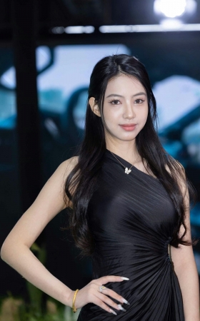 250328-19=42 改装展上的黑裙白皙性感美脚车模 8P