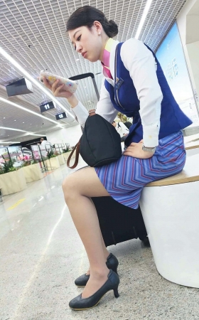 4K偶遇南航乘务长肉丝韵味身材美腿太赞了 4P