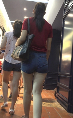 牛仔短裤妹子