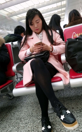 粉色毛呢长外套街拍黑丝美腿姐姐