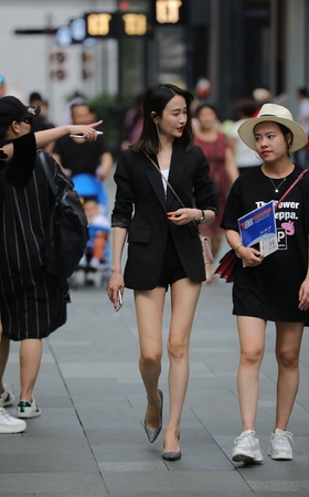 玩手机的小姐姐