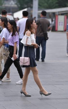 肉丝小姐姐独自逛街3A328[367M]