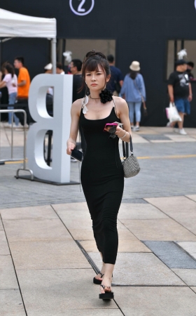 黑色长裙小姐姐 [16P]