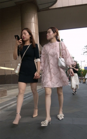 性感丝袜美腿美女一起逛街
