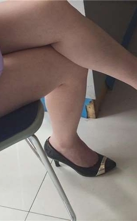 美腿高跟鞋美女。