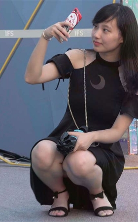 黑色连衣裙美足靓妹