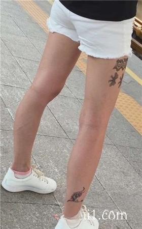 大腿上满是纹身的狂野妹子，白腿热裤板鞋好身材。