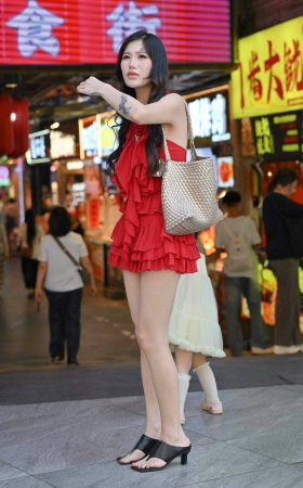 26520-11-107√步行街-白皙美腿辣妈 11P
