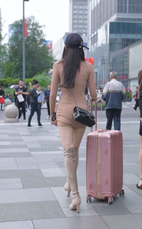大长腿包臀裙小姐姐 [16P]