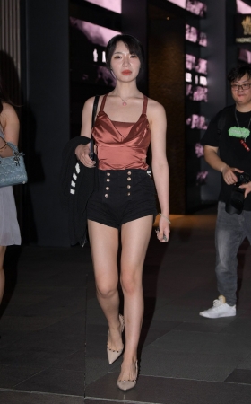 热裤美背小姐姐 [23P]