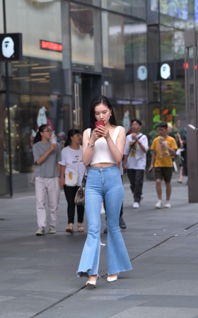 紧身牛仔喇叭裤小姐姐