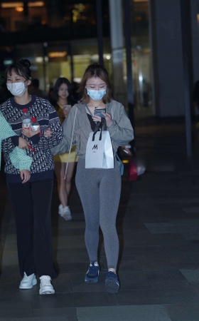 街拍灰色紧身弹力裤美眉 [21P]