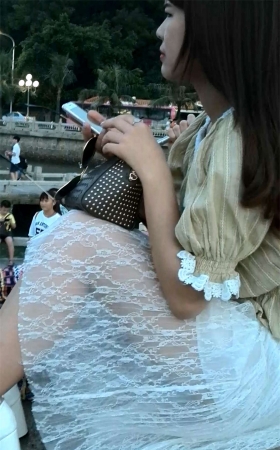 坐姿优雅的美女