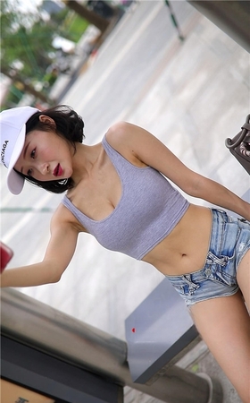 模拍漂亮的热裤月牙美女《三》
