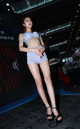 视觉冲击街拍作品 – 性感蕾丝的内衣模特