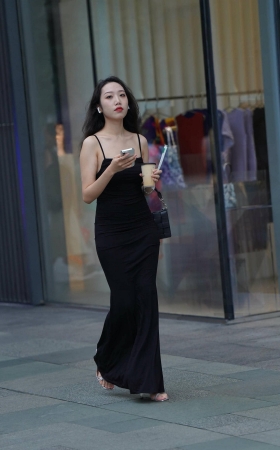 搭讪街拍吊带黑色长裙美女 [19P]