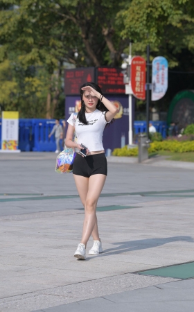 紧身黑色热裤美女
