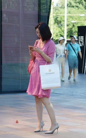 8-3 成熟少妇，性感高跟 [10P]