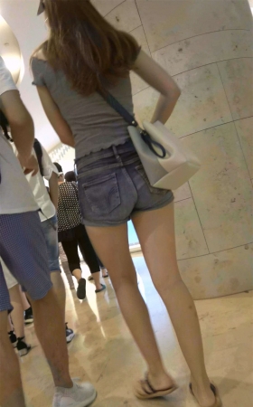 灰色紧身T恤紧身牛仔热裤好身材美女姐姐