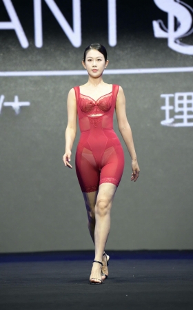 紫红色束身内衣模特 [18P]