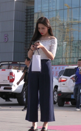 蓝色休闲宽松裤漂亮时尚长发美女
