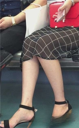 地铁上偶遇笑容甜美的长腿女神
