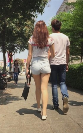 蓝色高腰热裤裸腿美女